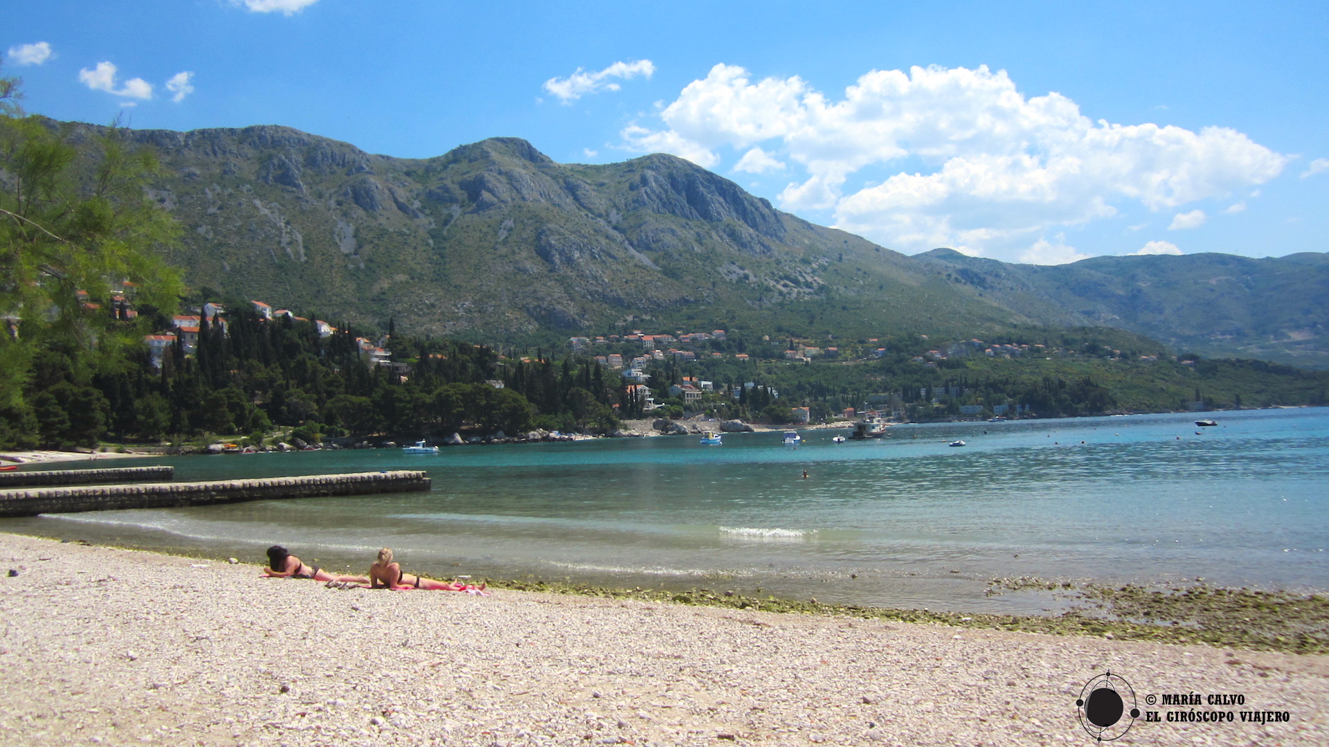 Plage de Srebeno, tout près de Dubrovnik. Magnifiques vues de l'arrière-pays