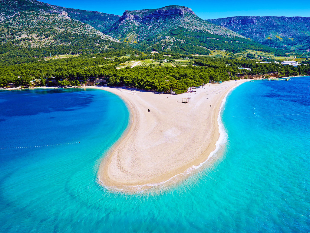 Sur l’île de Brač, la célèbre plage de Zlatni Rat 