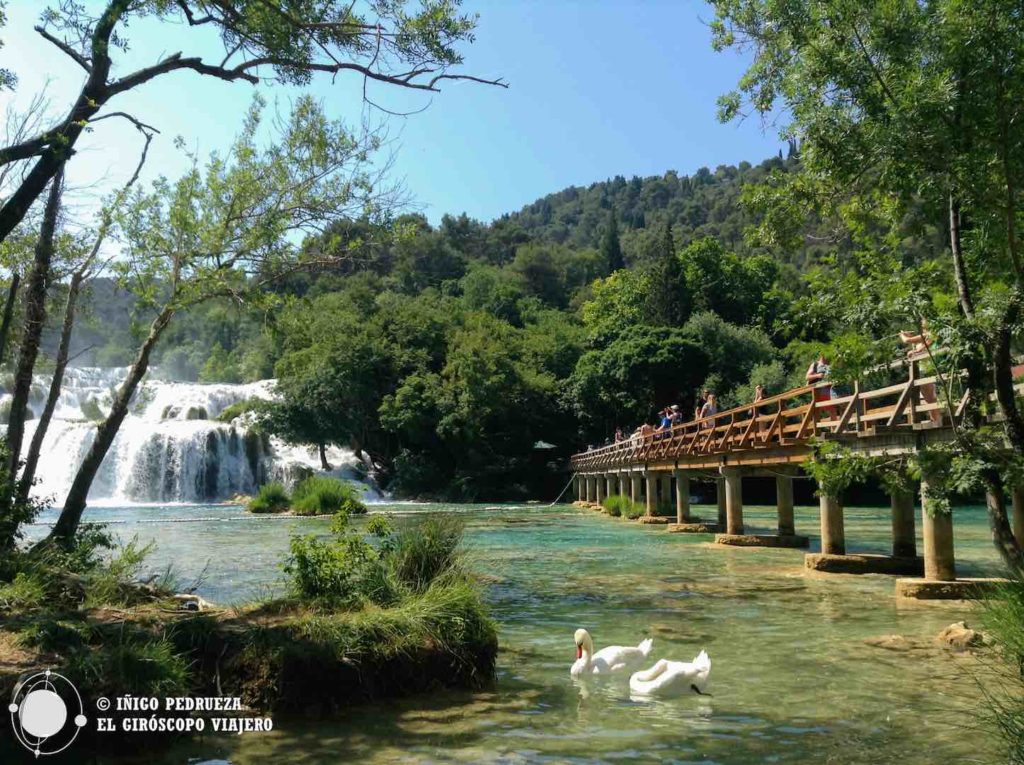 Les chutes de Skradin et la passerelle qui sur la krka