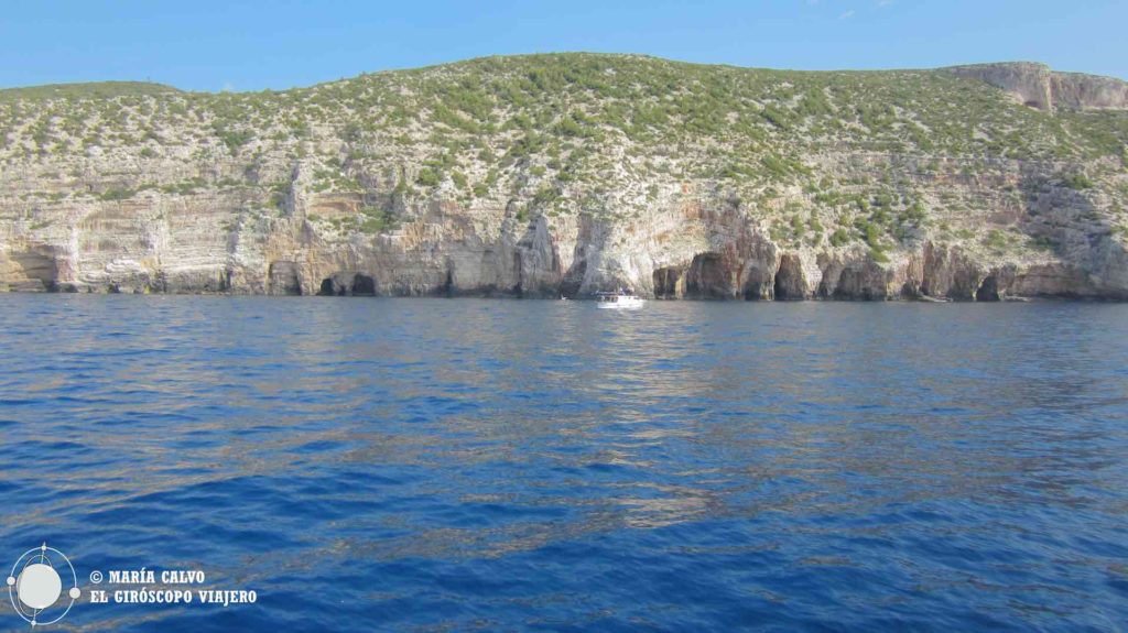 L'entrée à la grotte bleue de Bisevo depuis un voilier