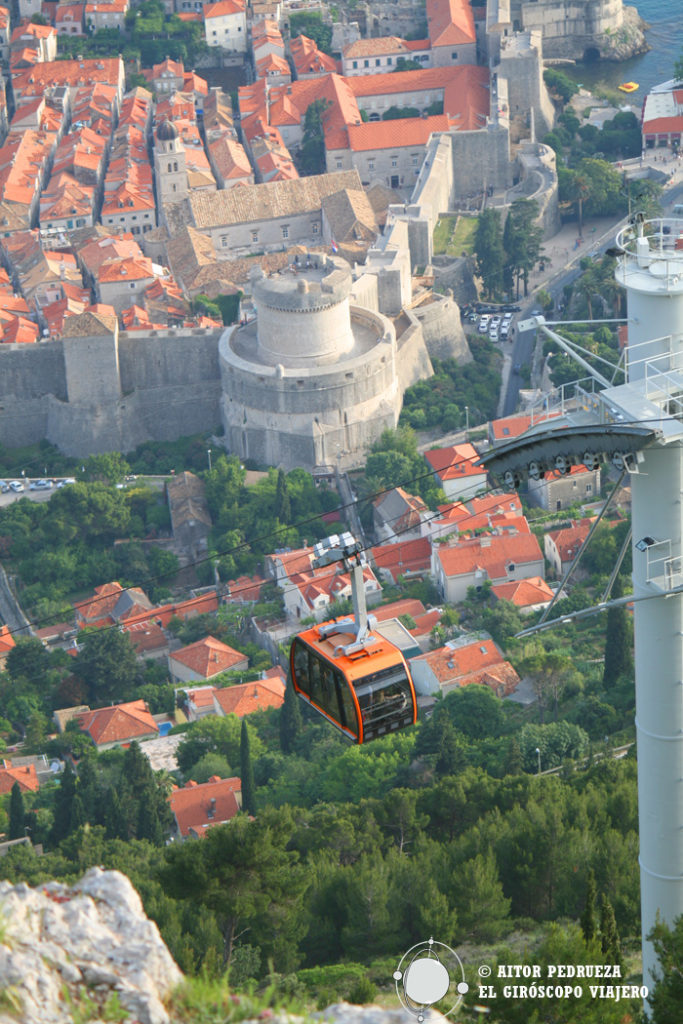 Spectaculaire vue de la vieille ville et du cable car de Dubrovnik