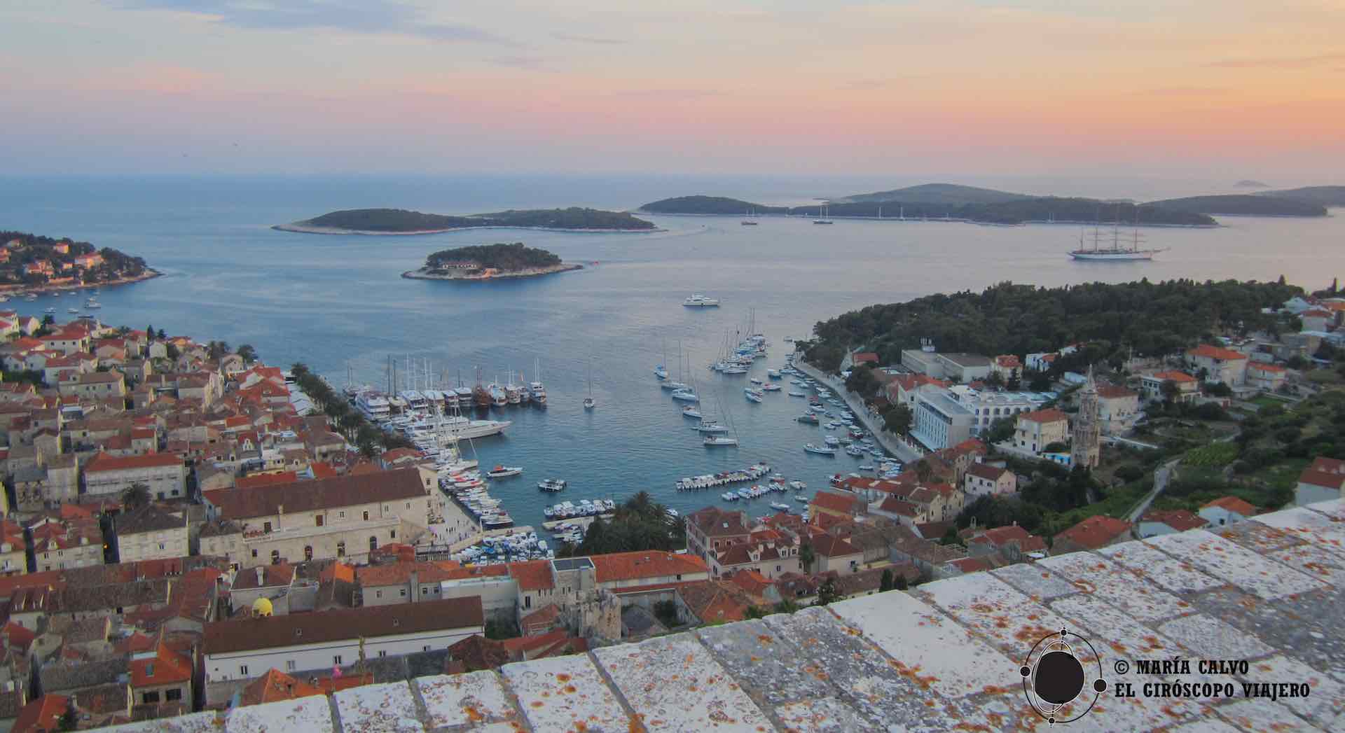 Les îles Pakleni et Hvar-ville depuis la forteresse espagnole