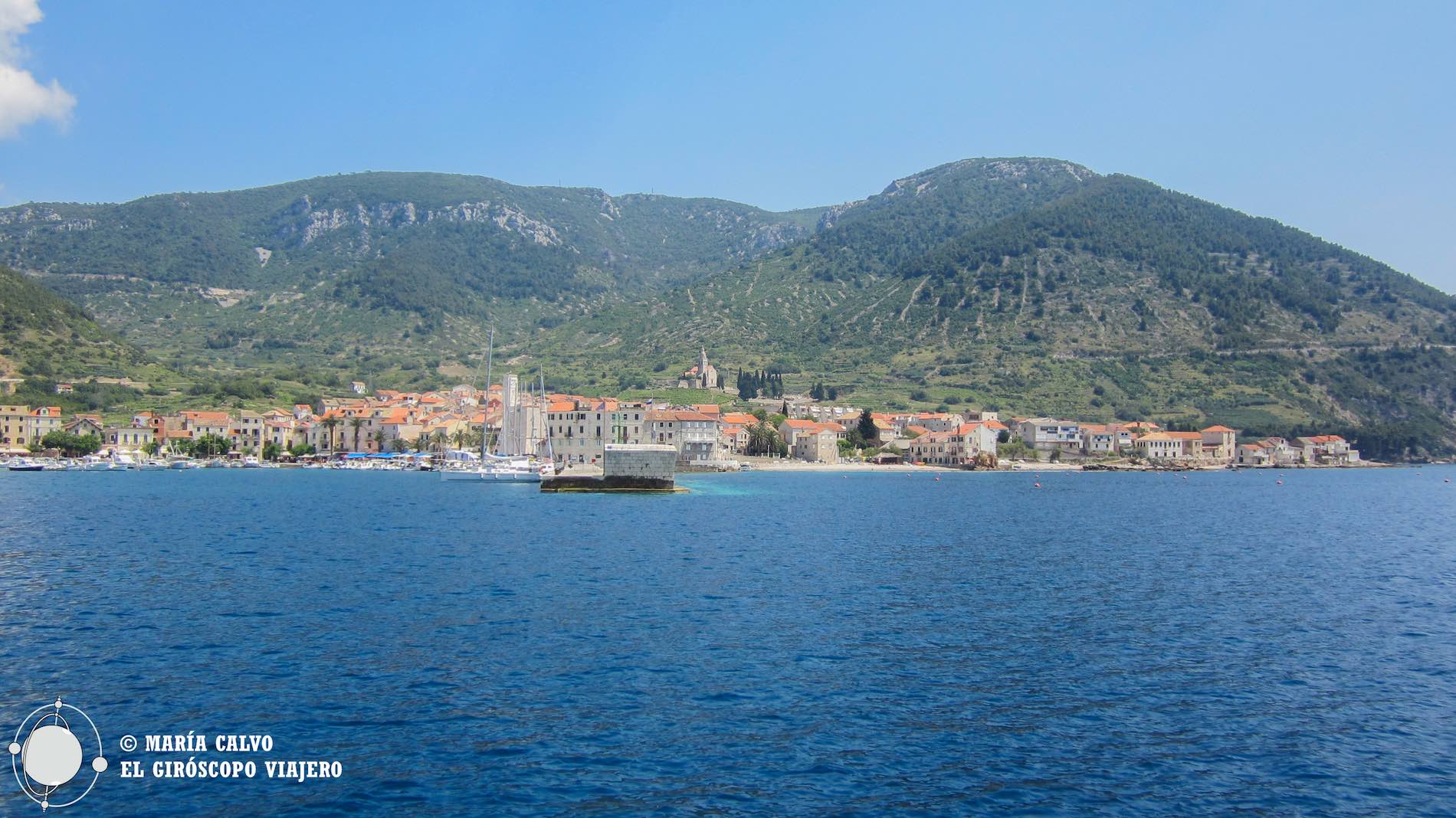 Ville de Komiza sur l'île de Vis. De l'histoire, du vin et de l'ambiance! ©María Calvo.